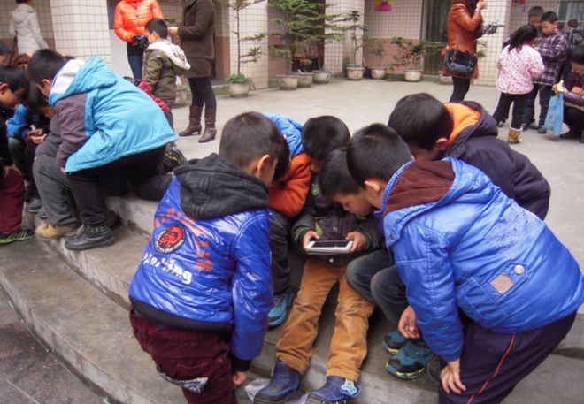 MK体育小学生用小区门禁打游戏!业主震惊后举报到物业!网友：你是个老六(图4)