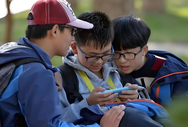MK体育小学生用小区门禁打游戏!业主震惊后举报到物业!网友：你是个老六(图5)