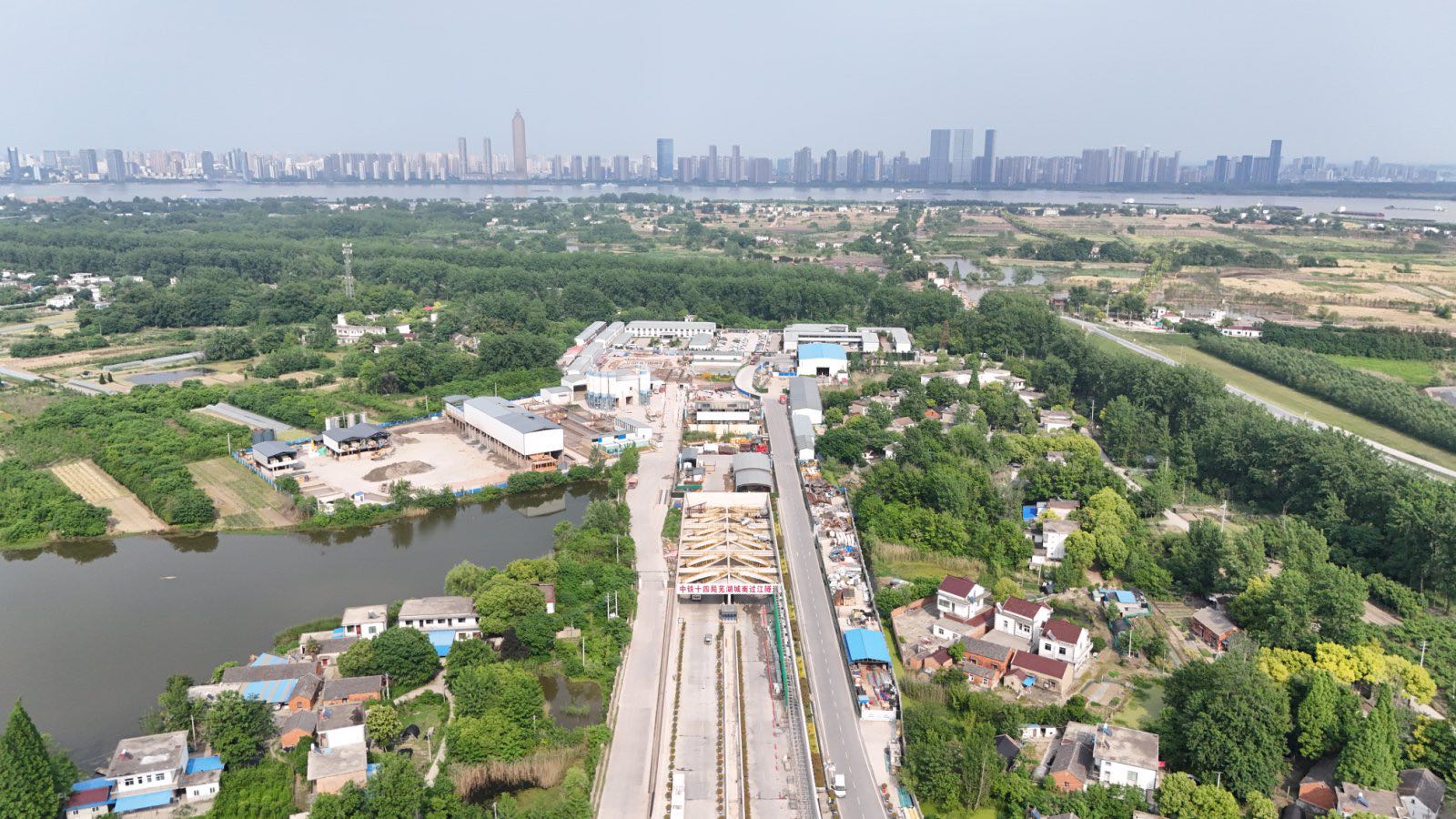MK体育皖江首隧通车进入倒计时 全国主流媒体探访芜湖“超级工程”建设现场(图2)