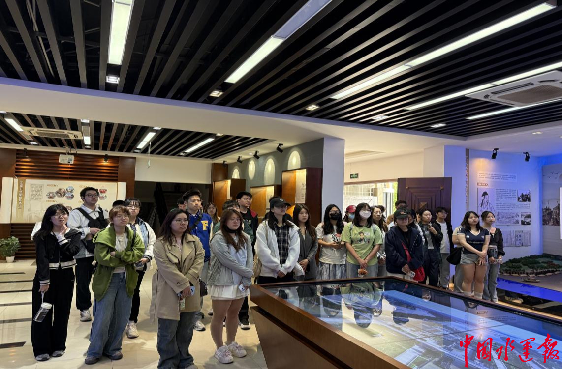 MK体育扬州大学师生赴邵伯船闸开展社会调研活动(图1)