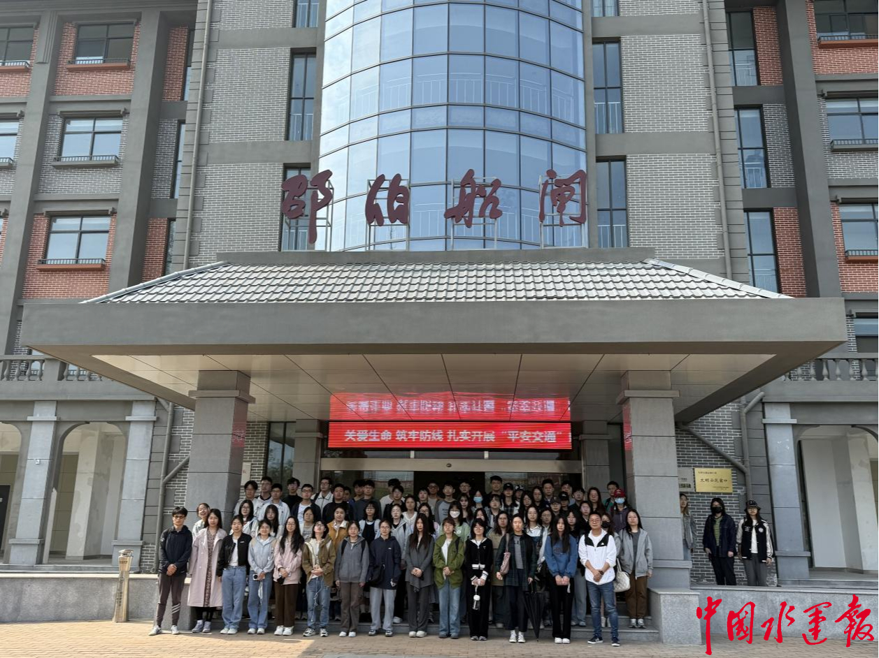 MK体育扬州大学师生赴邵伯船闸开展社会调研活动(图2)