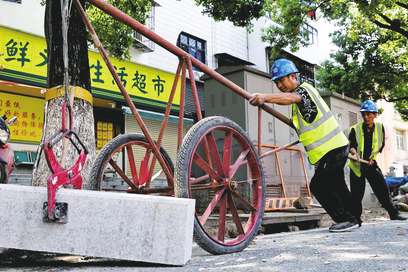 MK体育以清凉致敬滚烫 ——宜昌各地各部门筑牢高温防护屏障(图1)