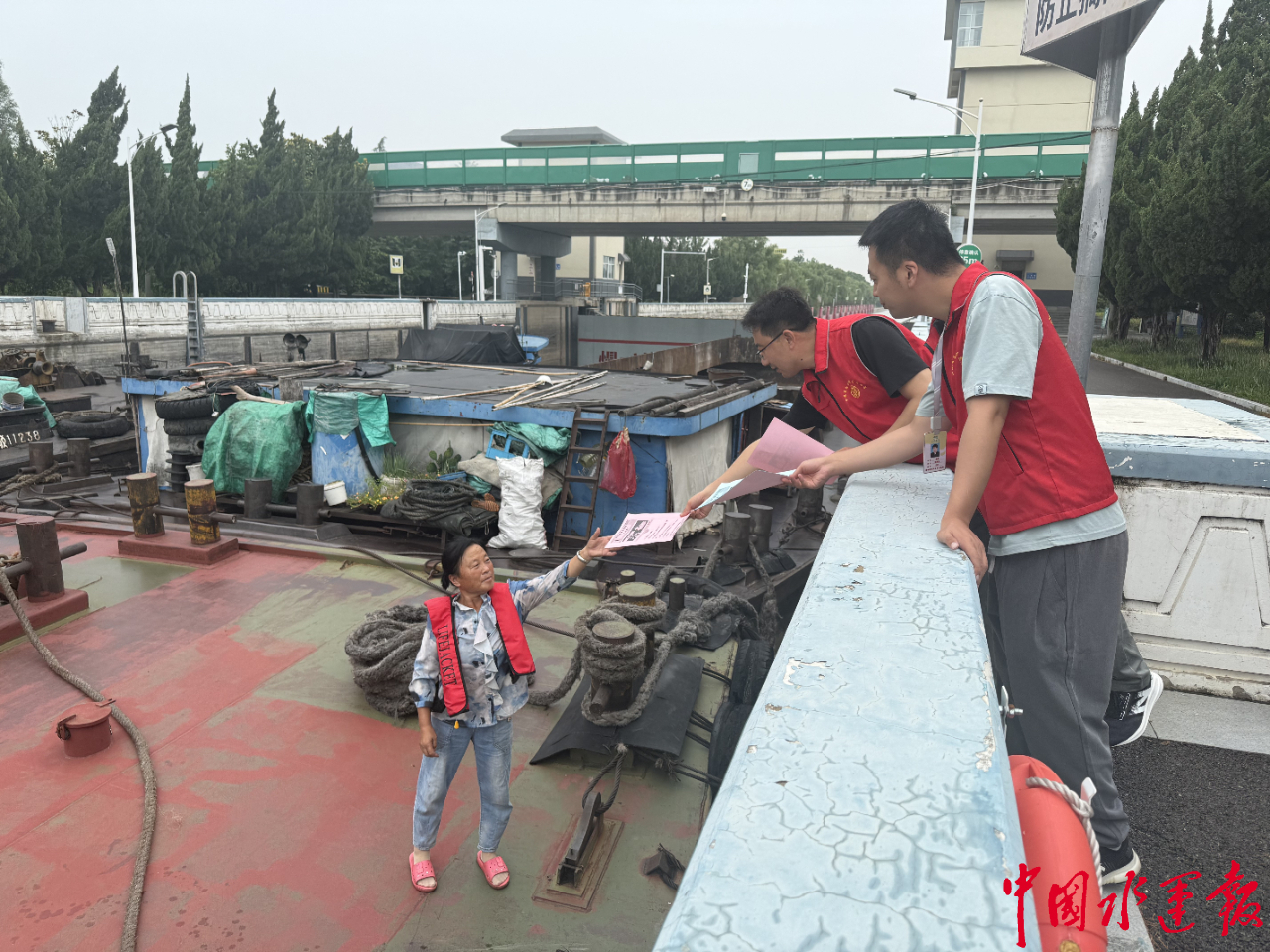 徐州航务中心刘山船闸开展MK体育船员子女暑期安全守护行动(图1)